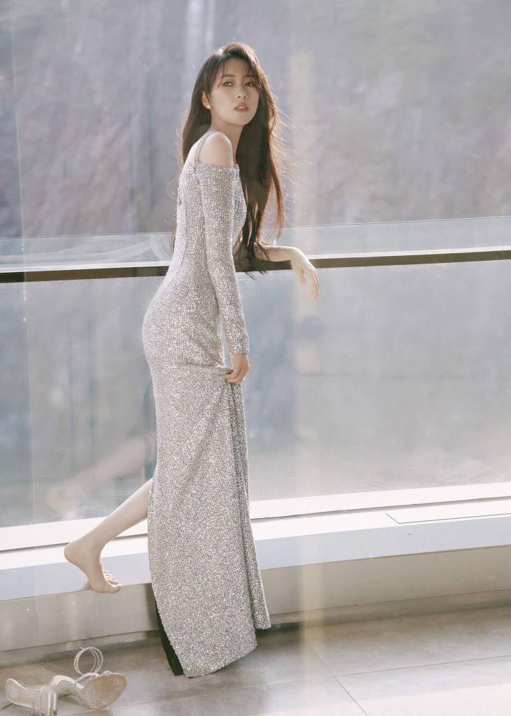 童瑶银色斜肩吊带长裙写真释出 秀优越肩颈线条端庄有气质_长裙_童瑶_
