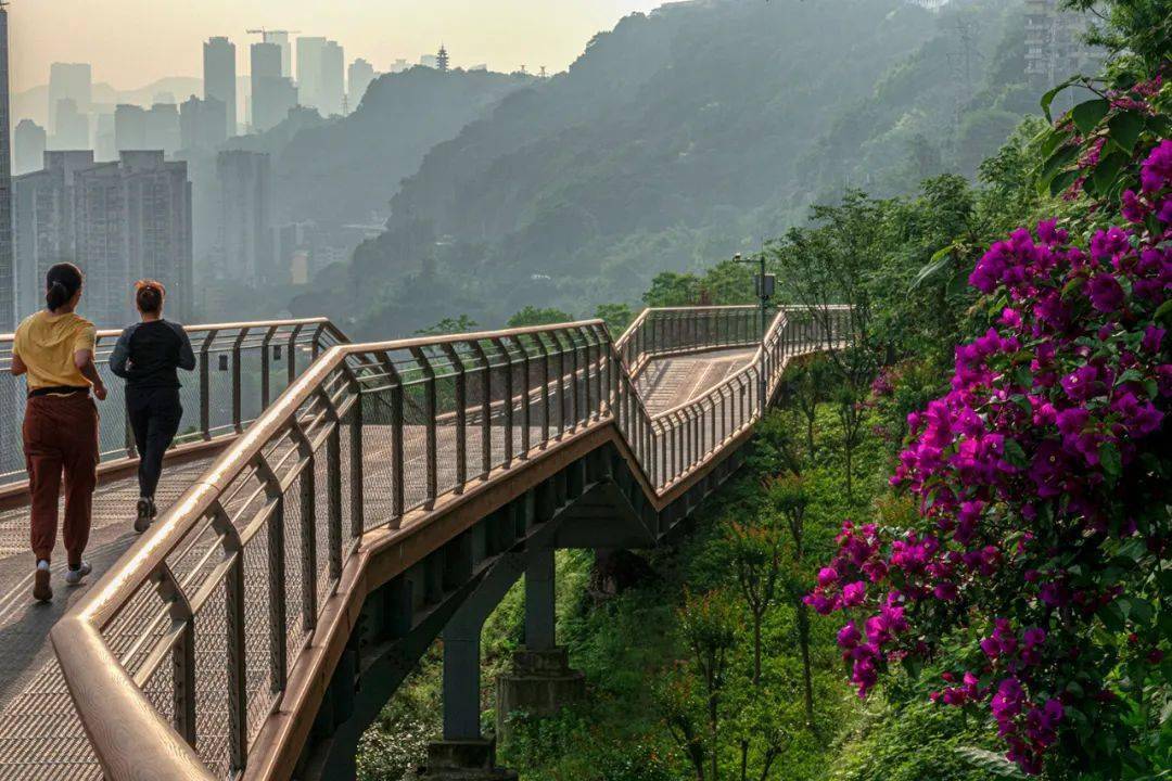 《步道好健身》2022年5月,重庆渝中区虎头岩半山崖线步道上,两女子