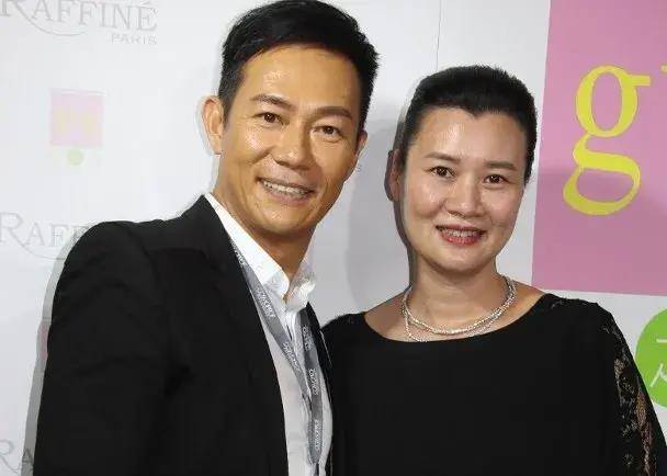 tvb型男演员晒老婆女神照,坚拒粉丝诱惑:无人索得过我老婆_张兆辉