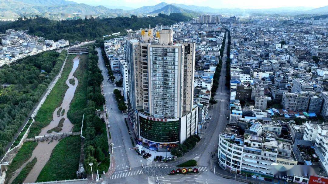 一组航拍图带你看静下来的会理_城市_人员_程序