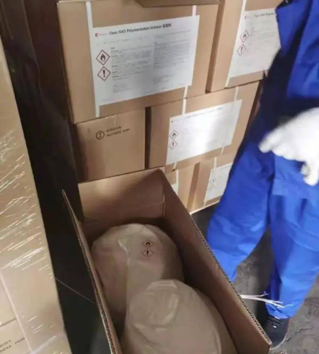 d海关对某公司申报的1批盛装偶氮二异丁腈双层瓦楞纸箱包装实施性能