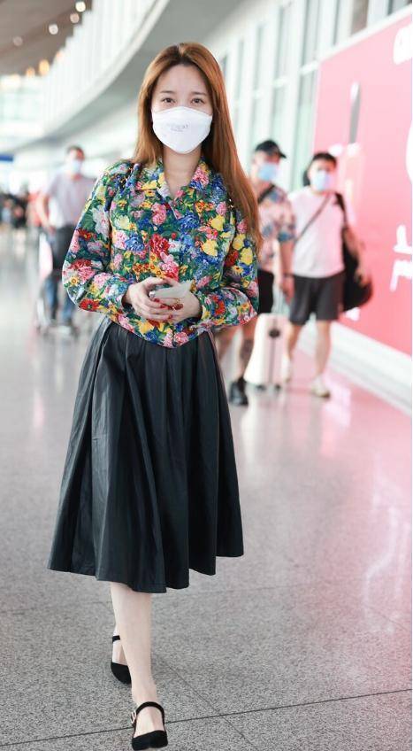 金莎气质好高级,穿这么"村"的花衬衫,依旧可爱又甜美_感觉_时候_颜色