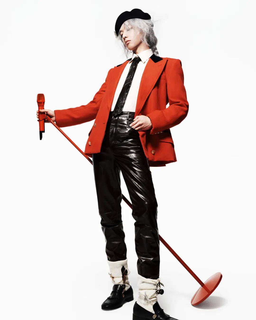 华晨宇登《芭莎男士》十月刊,变身白发魔男,演绎摇滚音乐骑士_封面_穿