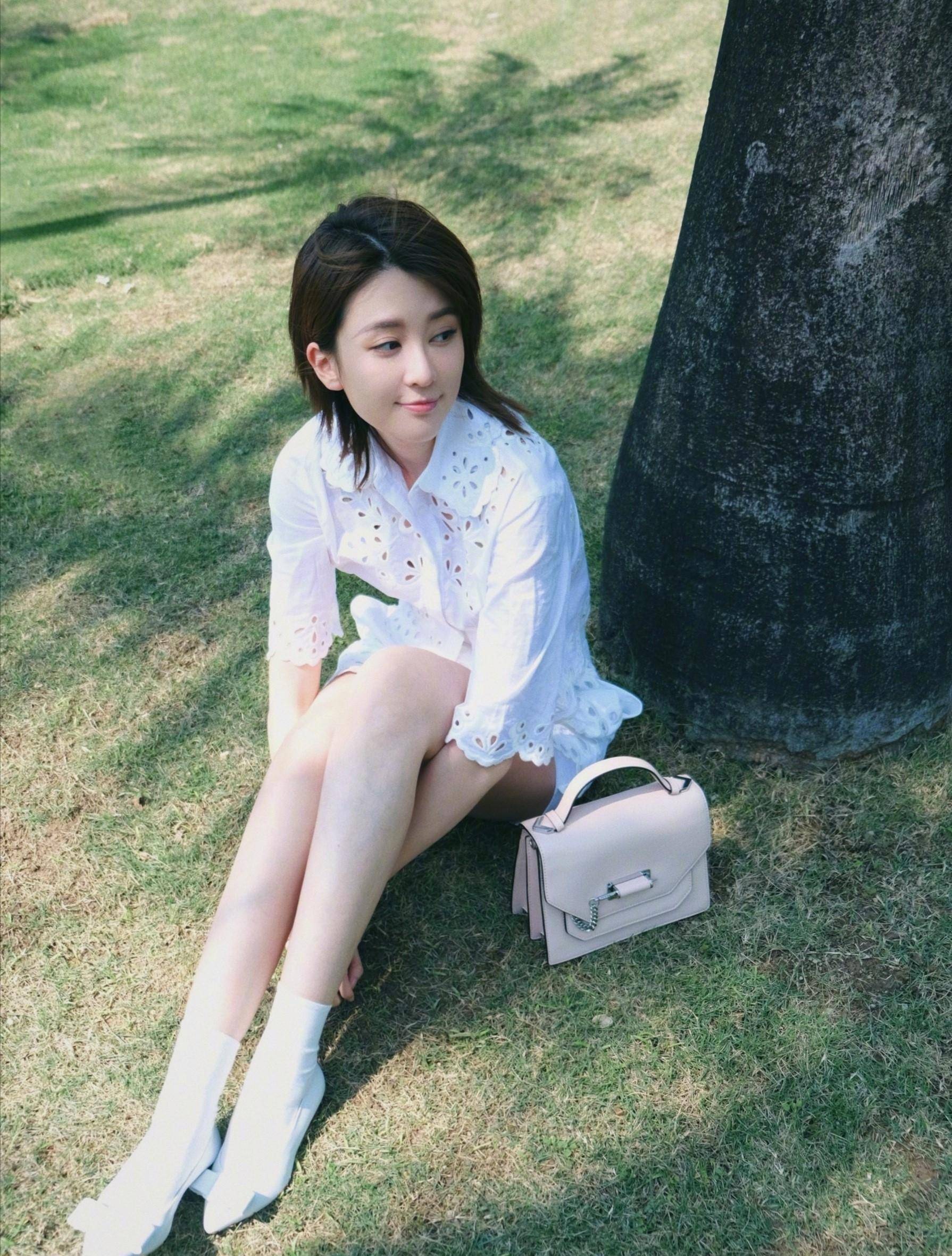 被26岁乔欣可爱到了,休闲私服少女感满满,苗条身材让女孩羡慕_白色