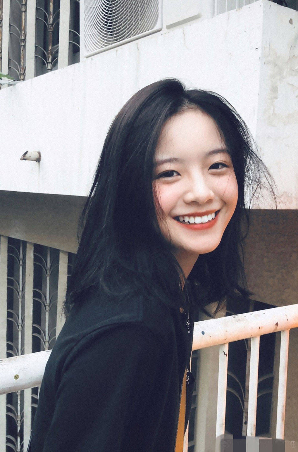 00后女星疑似和摇滚歌手恋爱,举止亲昵同喝一杯酒,被扒交集丰富_安雨