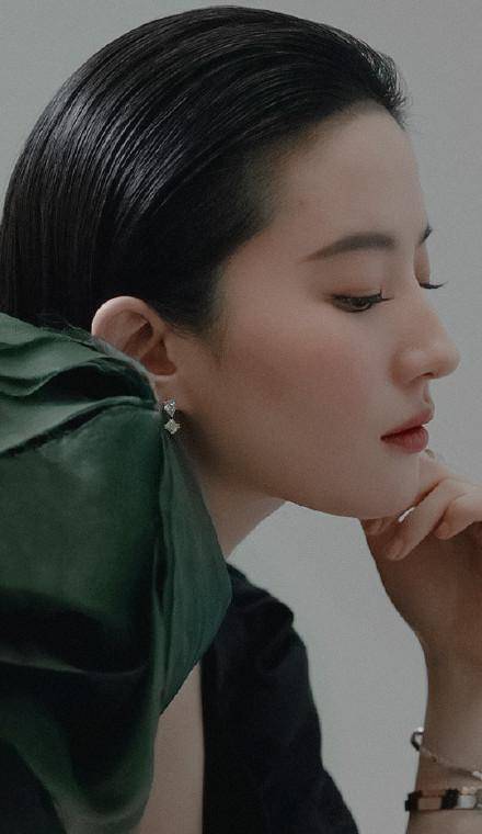 刘亦菲身材漂浮不定!粉嫩运动服搭高马尾,接地气大小腿不再仙气