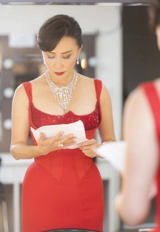 54岁刘嘉玲可真拼!