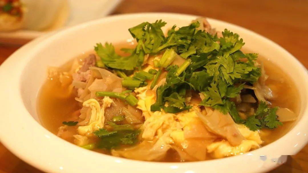 芋头饭△蚕豆饭△卷饼"丽水家常味"芋头饭,笋衣铺蛋等卷饼,蚕豆饭她