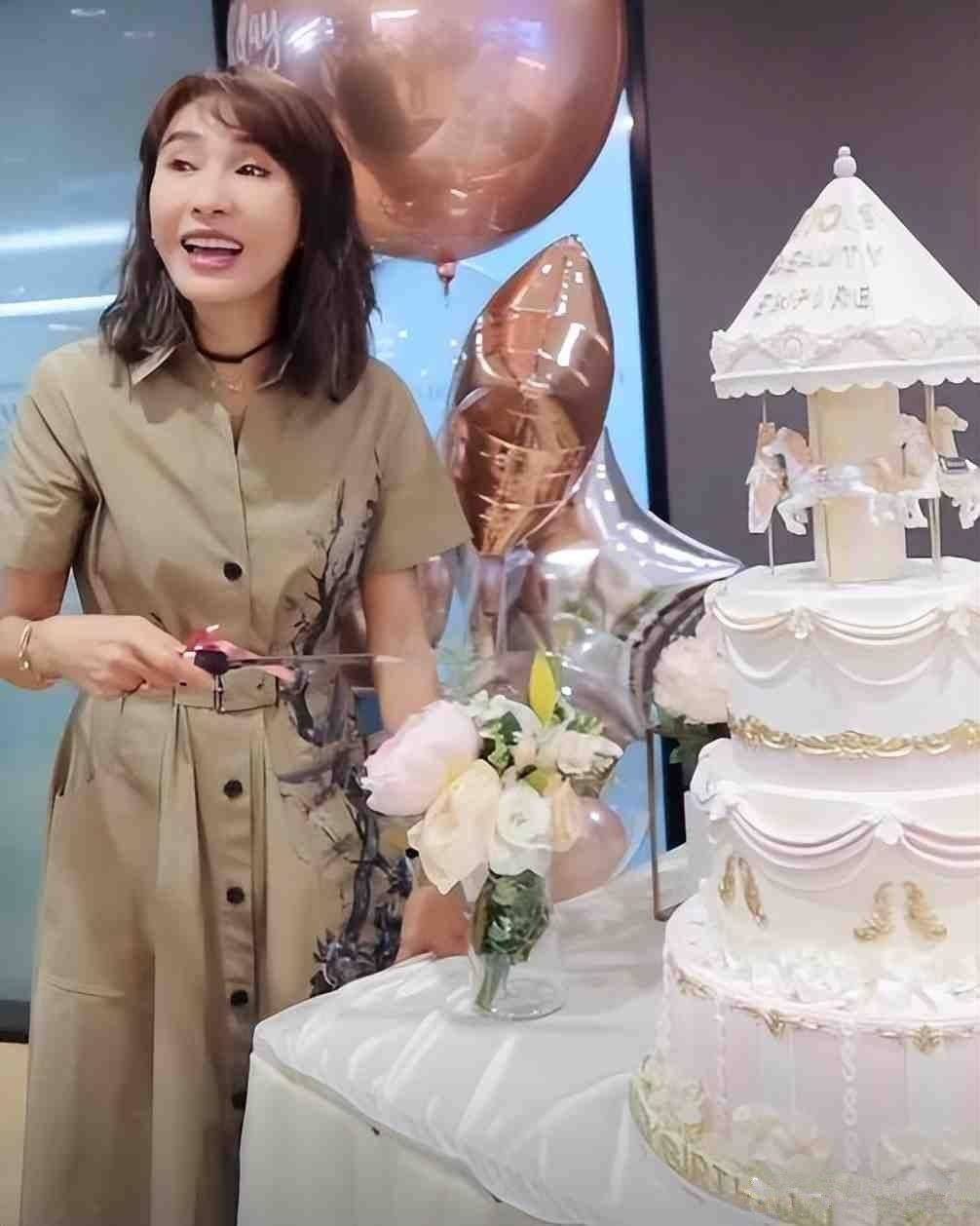 黎姿在公司庆51岁生日,脸已经经不起细看了,特别不自然有了老态_时候