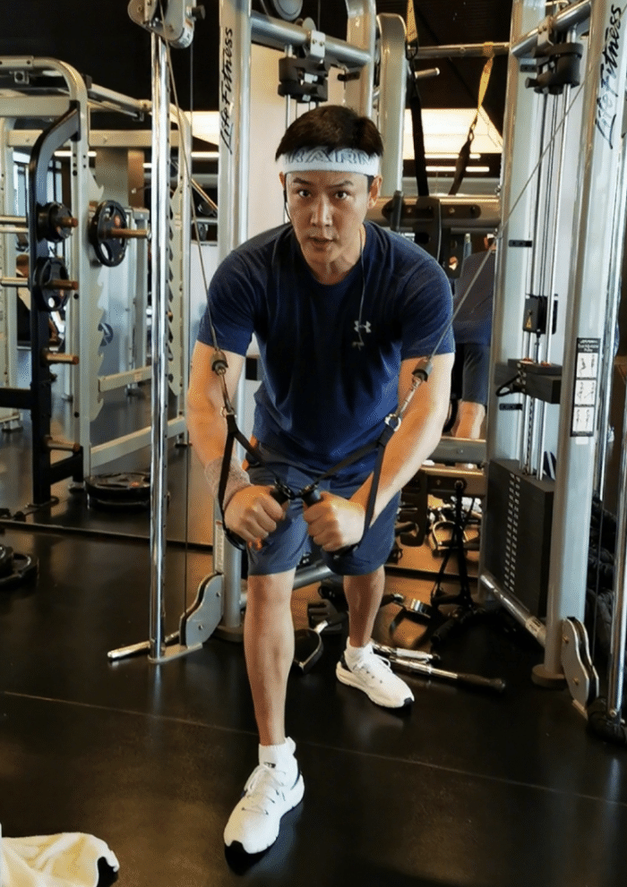 鮑蕾曬全家出遊照,摟著陸毅甜笑 14 961311d4bab04869a8d6ef02b78d82cf