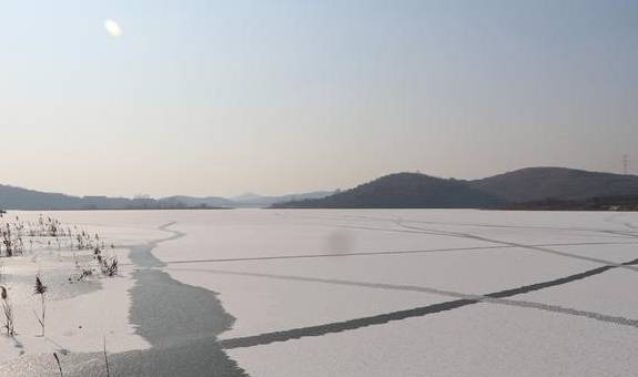 烟台海阳这座大水库已经被冰封住，从空中俯瞰相当壮观