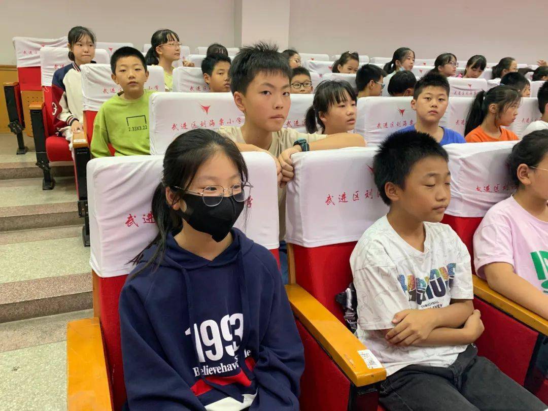 【活动掠影】刘海粟小学"武报小记者"人工智能科普活动_机器人_编程