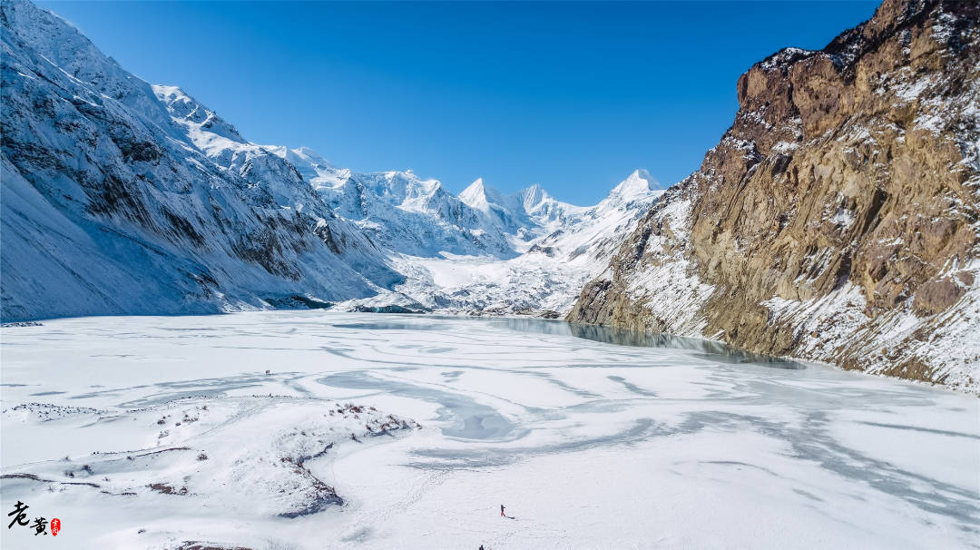 祥格拉冰川，与大名鼎鼎的三色湖相邻，风景绝佳却鲜有人知