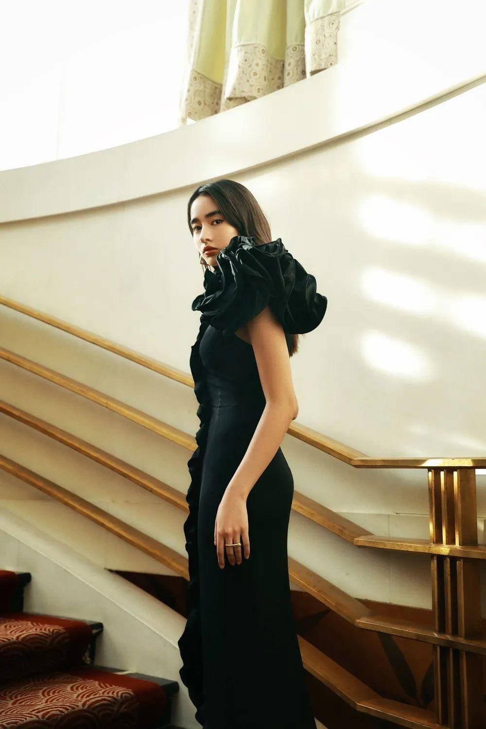 00后美女李宛妲化身暗夜精灵!魔鬼身材时尚迷人