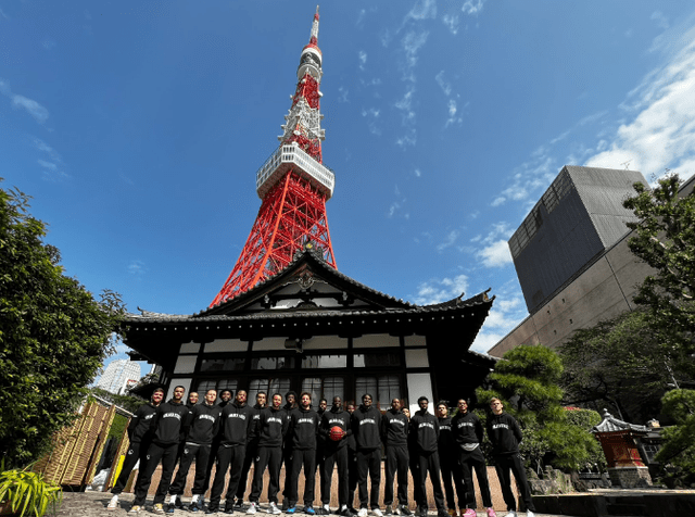 备战训练结束，勇士全员到著名景点东京塔前打卡合照。东京塔是位