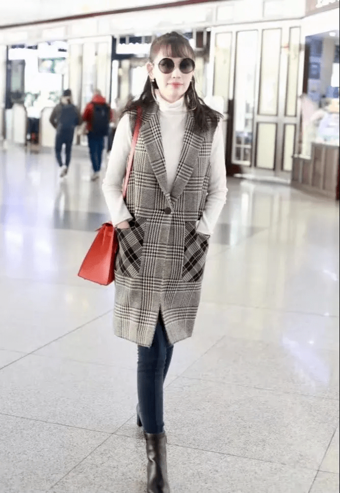 在机场拍到马蓉,叠穿马甲在努力打扮时髦,气质仍是城乡结合部!