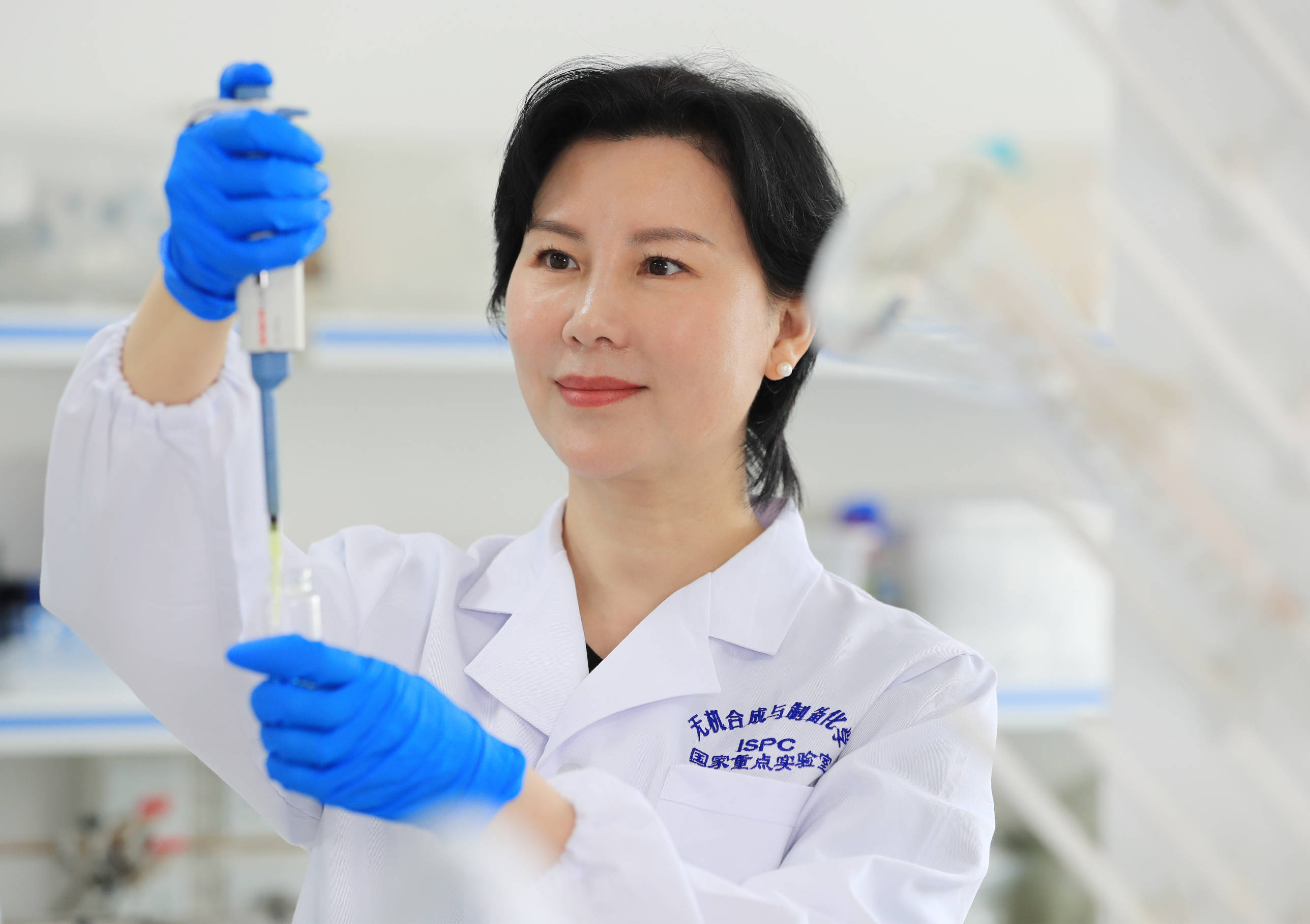 于吉红:努力走在科技最前沿_新华社_实验_指导