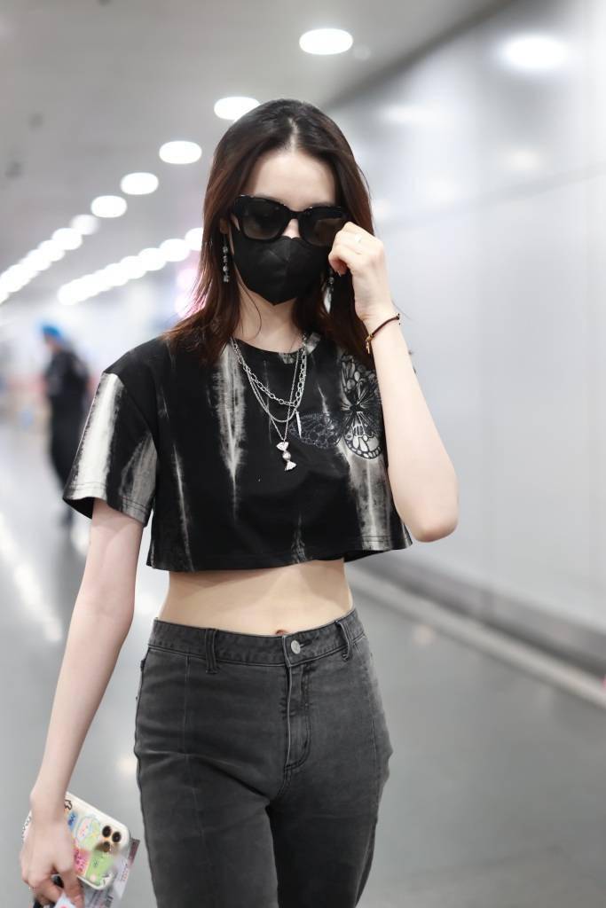 张艺凡穿黑色短t叠戴项链 搭配高腰水洗牛仔裤时髦满分_少女_必备_好