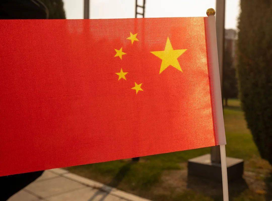 迎国庆 | 今天 我们寻找龙外的"中国红"_专业_小龙_五星红旗