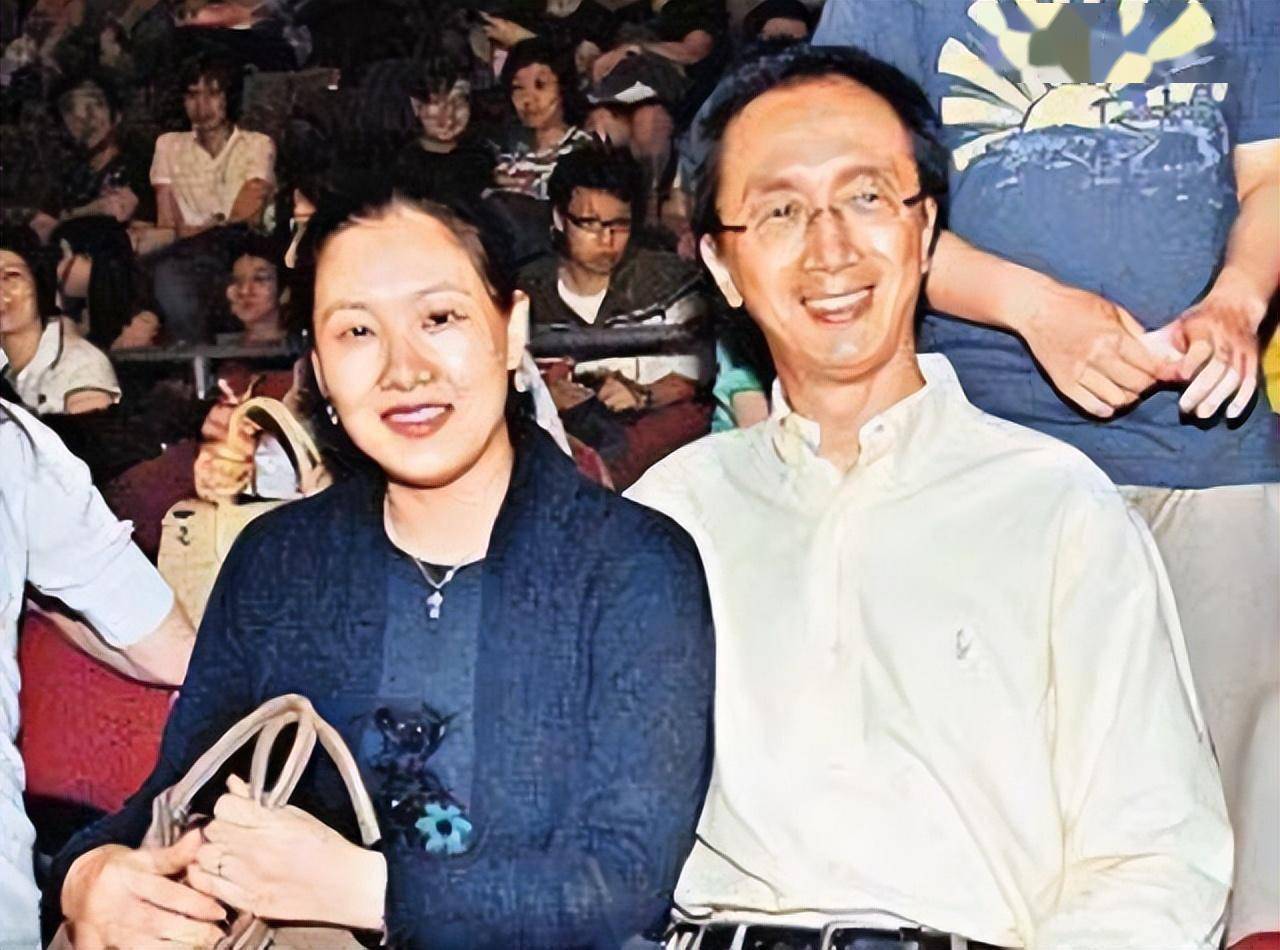 陈慧珊:2段婚姻,36岁才做妈妈,丈夫破产,41岁转行当老师_钟伟明