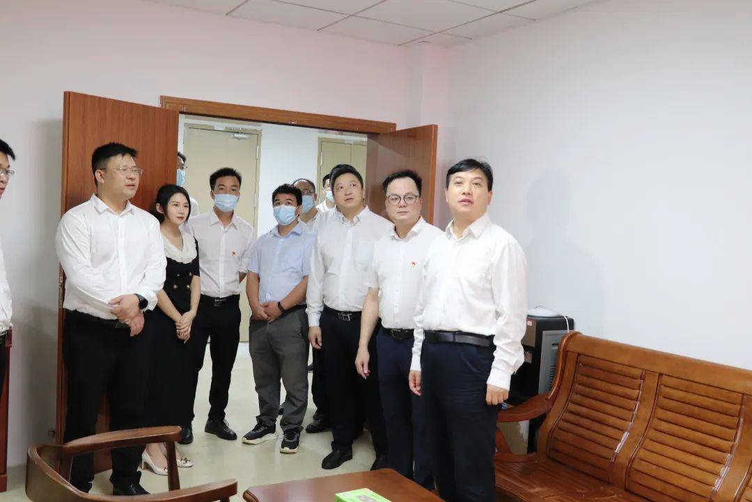 到办公室慰问正在工作的干部职工孙国梁书记在参观过程中,要求中博