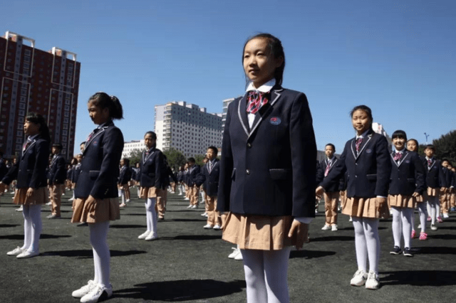 不管男生女生都流行着一种时尚,那就是改裤脚,把校服裤腿给改的窄窄的