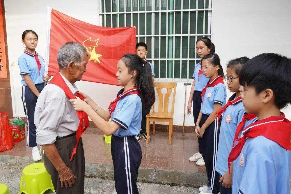 沉甸甸的勳章,一張張讓人無法忘懷的照片和證件······9月27日下