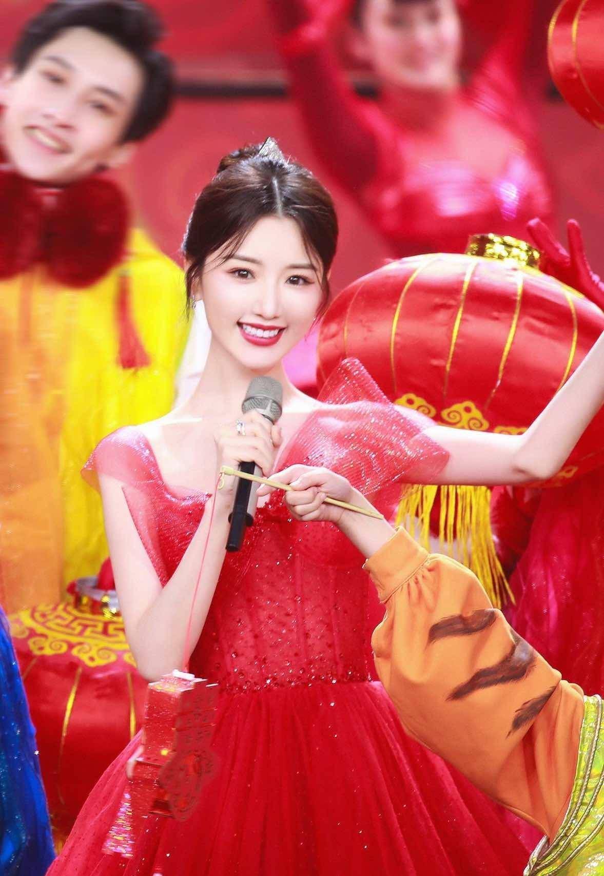 毛晓彤:被亲爹敲诈5000万,被4年男友背叛,泪水和失望成就了她_妈妈