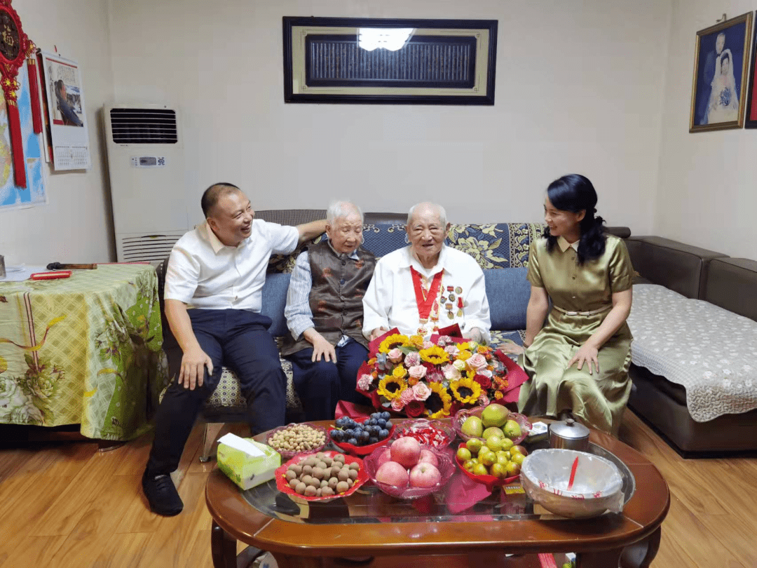 市委组织部副部长,市委老干部局长郑利红同志和市发改委党组书记,主任