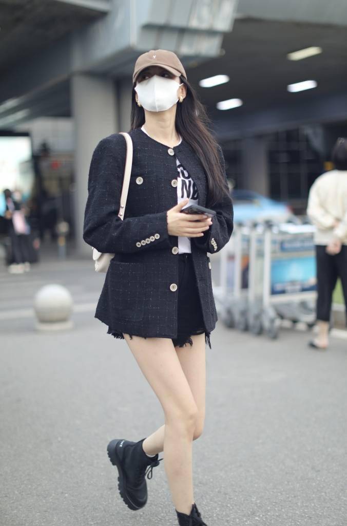孙怡穿黑色小香风外套搭配马丁靴 挎白色手提包知性十足_黄花机场_酷