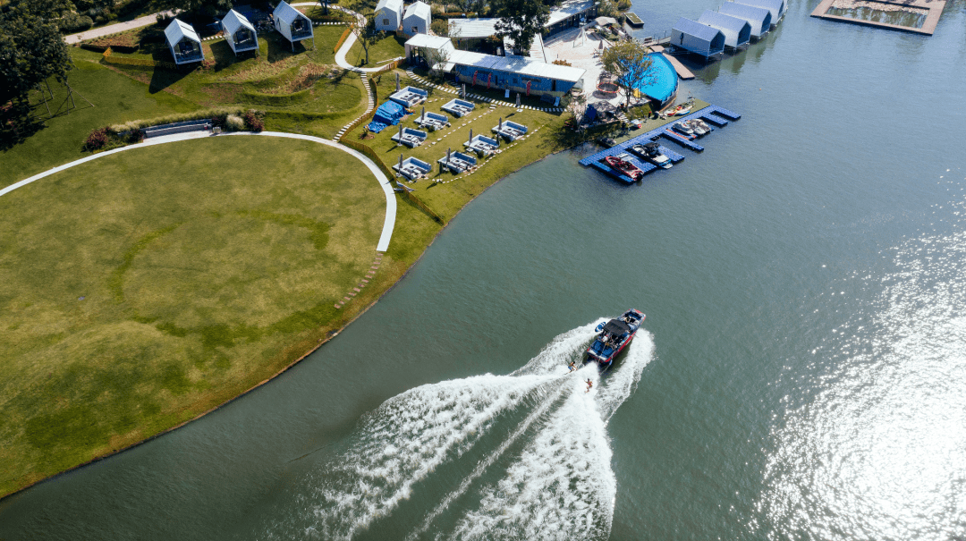 码头出发导航至麓坊中心大自然的魔法让湖岸多姿多彩秋风微微拂过碧绿