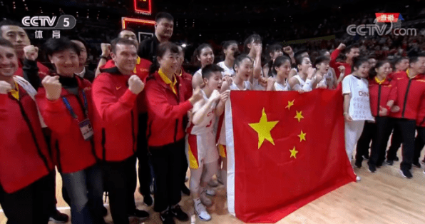 用最好的表现为祖国庆生！中国女篮获世界杯亚军，平历史最好成绩