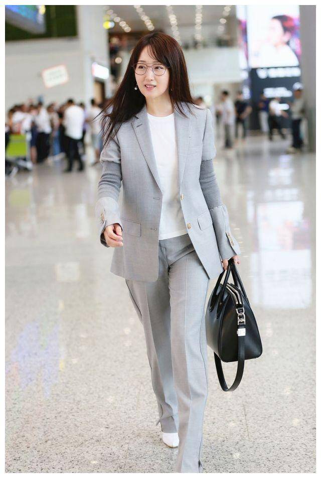 杨钰莹最新机场照,蓝西装配阔腿裤美成170cm,48岁的皮肤是真嫩