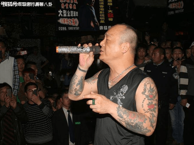 杨紫90度鞠躬暖粉丝,68岁b哥被爆耍大牌,怒斥粉丝:一手打死你_网友