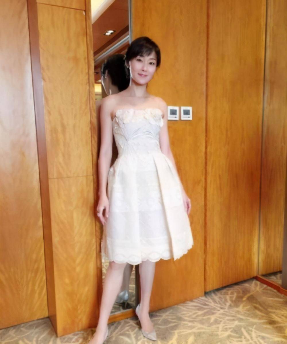 万绮雯很会美丽,戴渔夫帽穿小短裙,完全看不出是个50岁的人_气质_照片