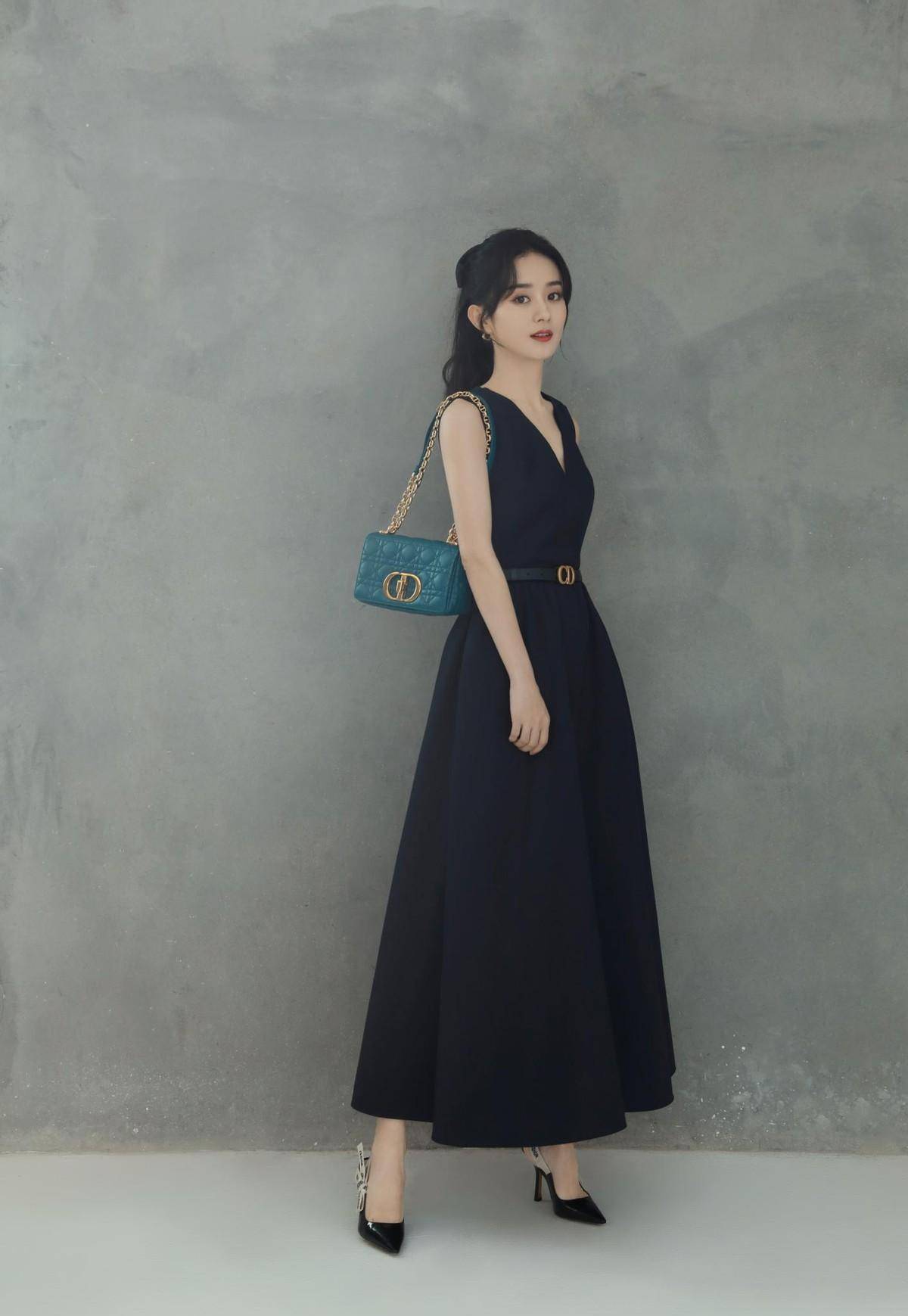 赵丽颖压轴亮相,穿迪奥经典小黑裙看似低调,一身行头却价值不菲_黑色