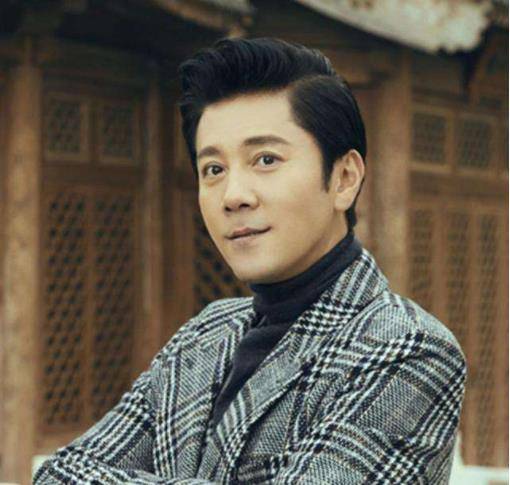 "不老男神"蔡国庆:曾被那英暗恋,遭虎爸掌掴,还险被诽谤毁掉_父亲