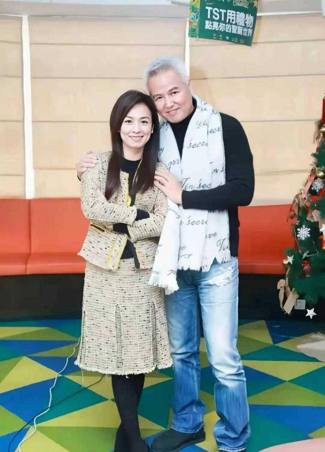 张庭夫妇又撒狗粮,穿小香风套装端庄大气,白发老公倚靠太甜腻_色彩