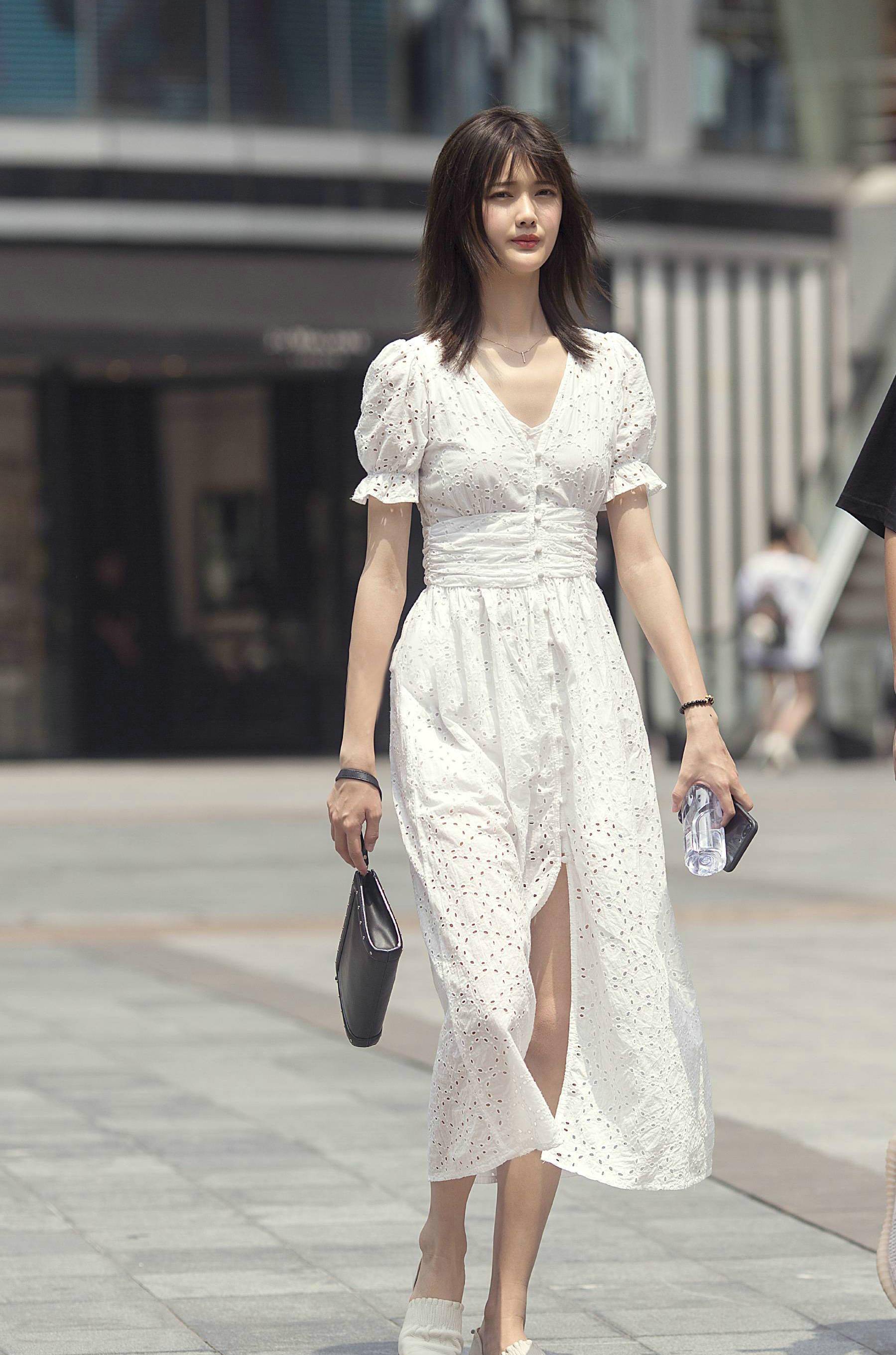 这位美女身上给人的感觉还是比较苗条,纤细的柳腰和匀称笔直的大腿.