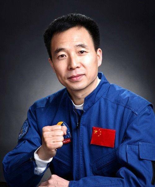 1966年10月24日,景海鹏在山西运城呱呱坠地,他所在的村叫杨家卓村,村