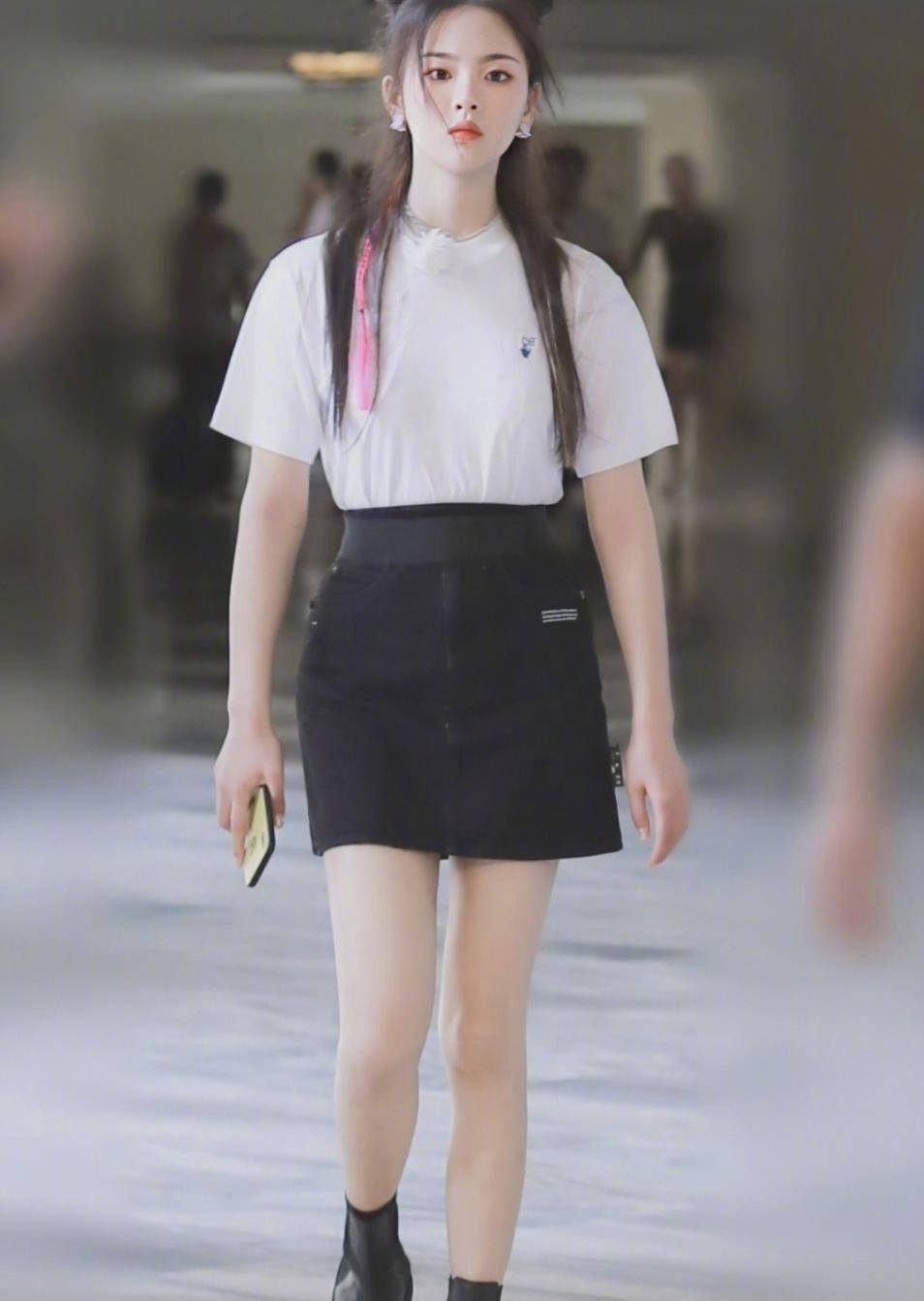 杨超越状态脱胎换骨,穿紧身衣配背带裤美成少女,容颜太吸睛_造型_的