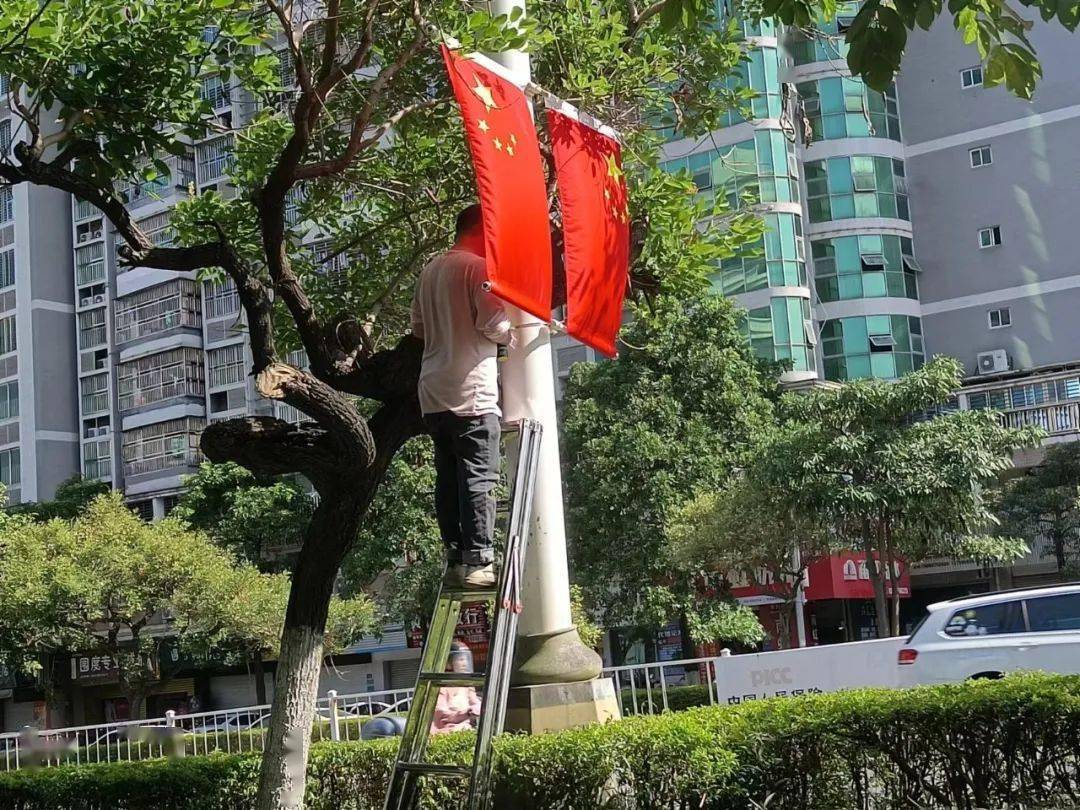 掛國旗迎國慶,營造節日氣氛●花圃換新,美化市容●交警鐵騎護衛安全