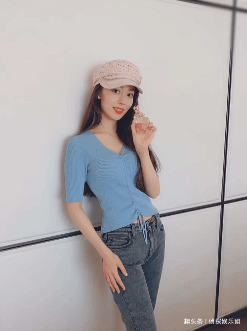 吉娜罕穿v领短款上衣秀细腰,淡妆出镜又甜又时尚,颜值身材超赞_郎朗