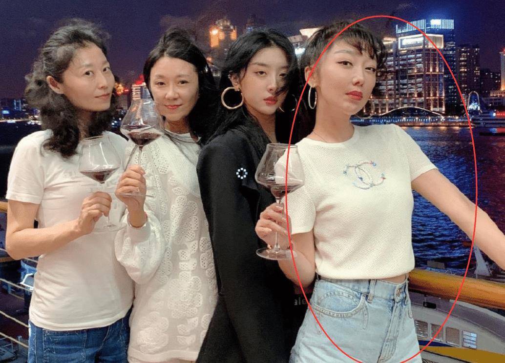 赵小棠晒母女合照,放大截图细看妈妈的颜值,都可以直接出道了!