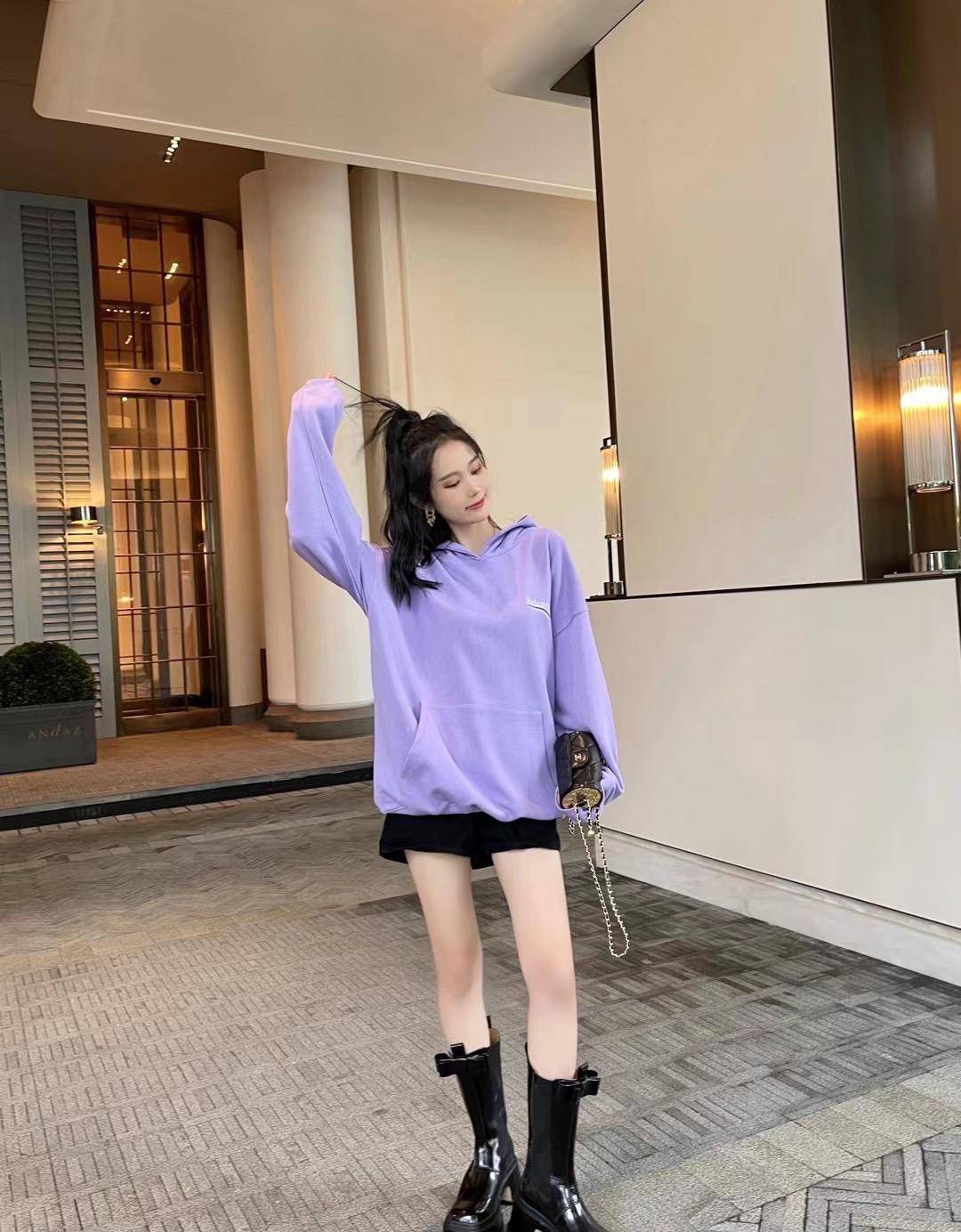 玫红色的卫衣搭配黑色短裙也很时尚,这款卫衣的上面加上了一些定制的