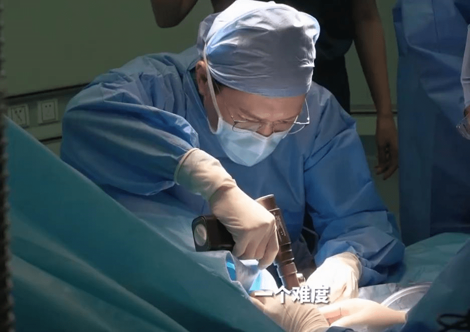 片中饰演医生的冯绍峰也体验了一把医生生活.