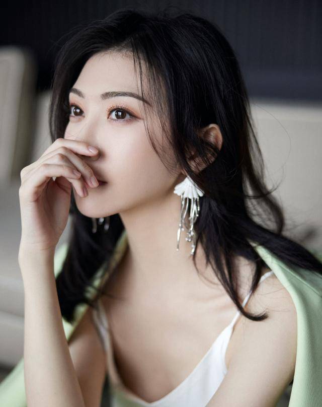 《司藤》景甜重回颜值巅峰,剧外穿薄荷绿西装,气质比剧里更迷人_时尚