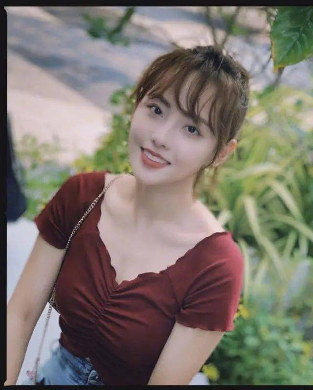 "紫菱"张嘉倪近照美艳动人,银色吊带裙气质优雅妩媚,性感迷人_的设计