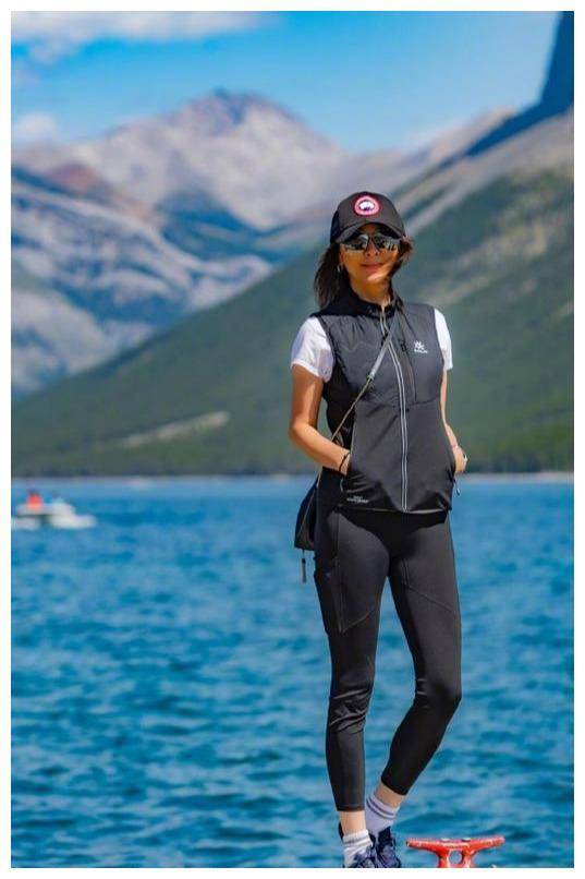 53岁刘嘉玲终于换了新造型,全新的超短发亮相,网友:蔡明既视感_黑色