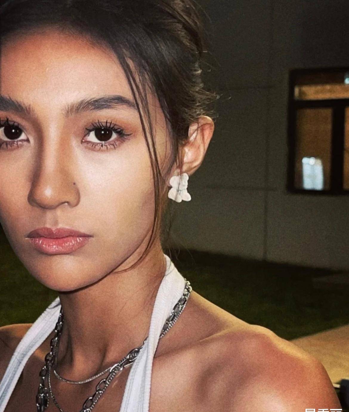 咖喱酱万籽麟变化未免也太大了吧?从呆萌系女神变欧美辣妹!
